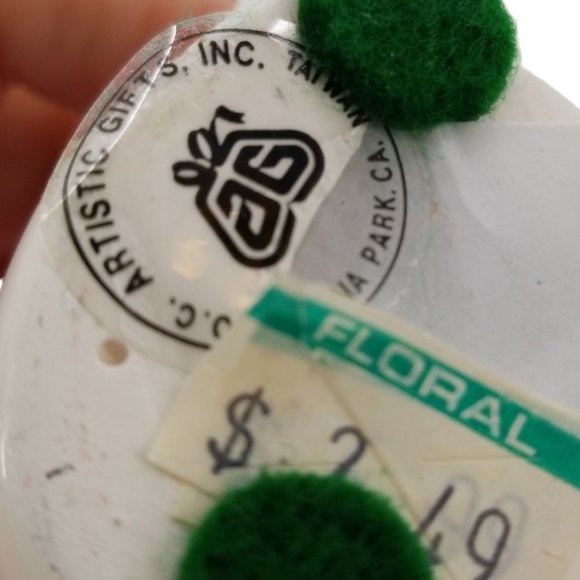 VTG Polar Bear with Knit Hat and Scarf Holding Wreath Christmas Ornament 1988 - Picture 8 of 10